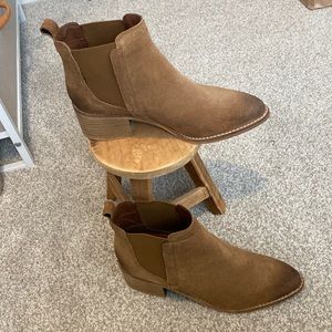 Woman’s never worn pointed toe chelsea boot